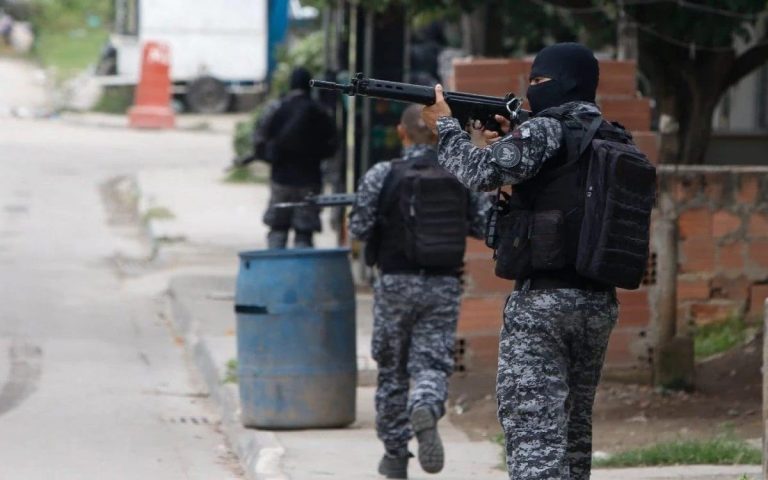 Policial militar é baleado no Complexo do Salgueiro em São Gonçalo