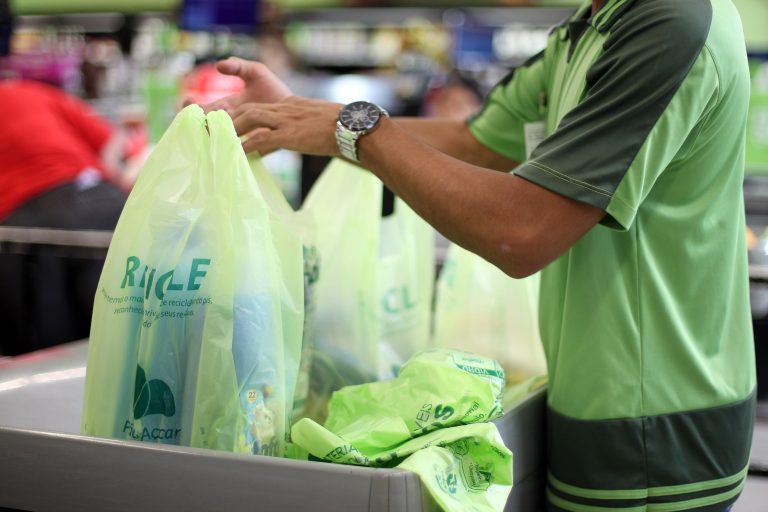 Maricá proíbe comércio de cobrar por sacolas plásticas