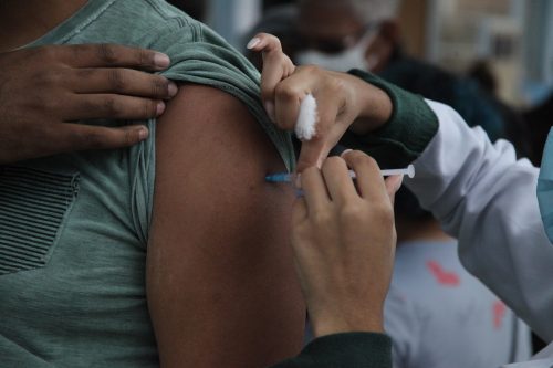 Vacinação contra Covid-19 vai até 17h neste sábado em São Gonçalo