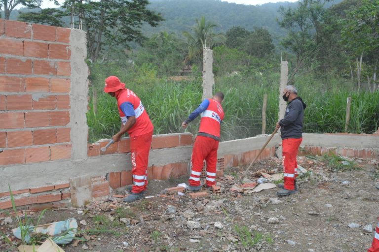 Secretaria de Urbanismo derruba muros irregulares em Maricá