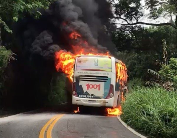 Carro e ônibus pegam fogo após acidente na RJ-106 em Saquarema (Veja o vídeo)