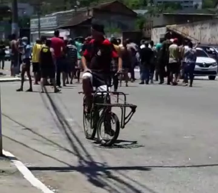 Funcionários e sócios do Clube Tamoio protestam em rua de São Gonçalo (Veja o vídeo)