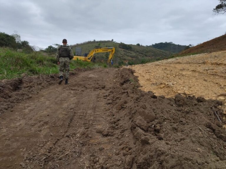 Movimentação do solo e supressão de vegetação são flagradas por policiais em Itaboraí 