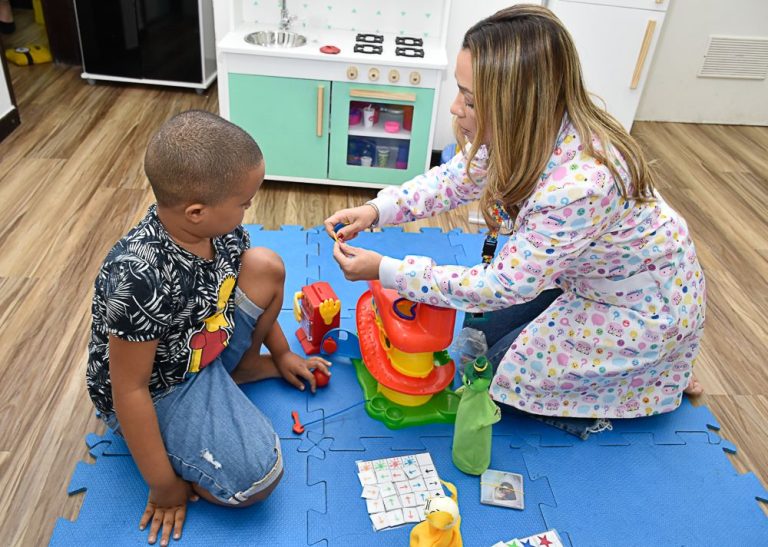 Projeto seleciona crianças autistas de baixa renda para tratamento gratuito em Niterói