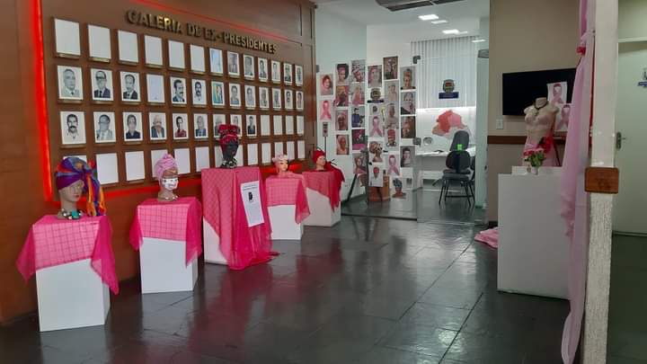 Exposição de lenços e turbantes celebra Outubro Rosa em São Gonçalo