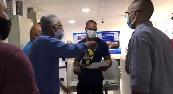 Prefeito e vereador batem boca na Secretaria de Saúde de São Gonçalo (Veja o vídeo)