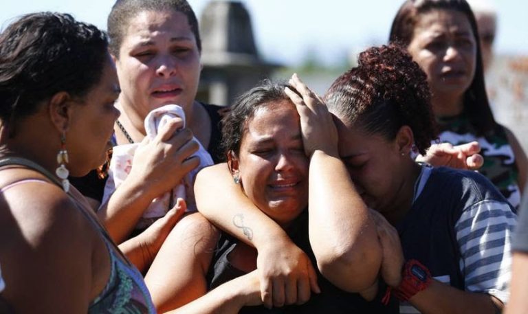 Indignação e tristeza marcam enterro de vítimas da chacina no Complexo do Salgueiro