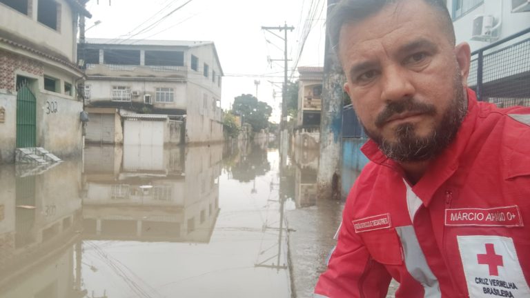 Cruz Vermelha faz campanha para auxiliar vítimas das chuvas em São Gonçalo