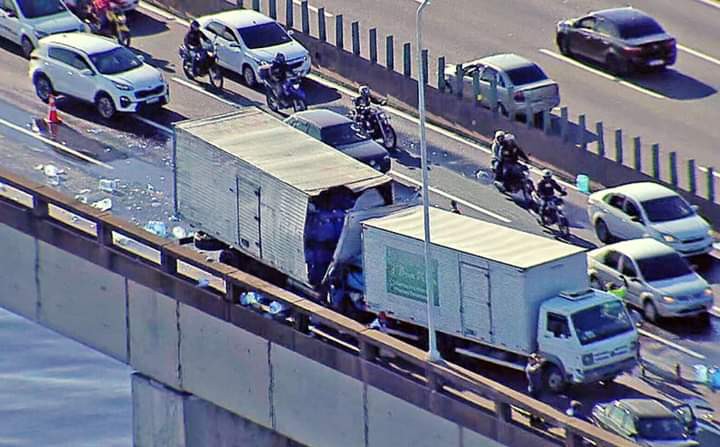 Motorista e ocupante de caminhão ficam feridos em acidente na Ponte Rio-Niterói (Veja o vídeo)