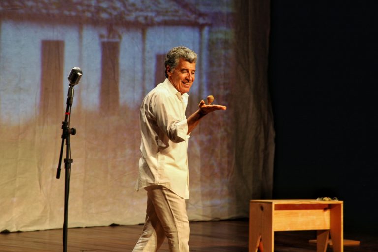 Peça estrelada por Paulo Betti lota Teatro Carequinha em São Gonçalo