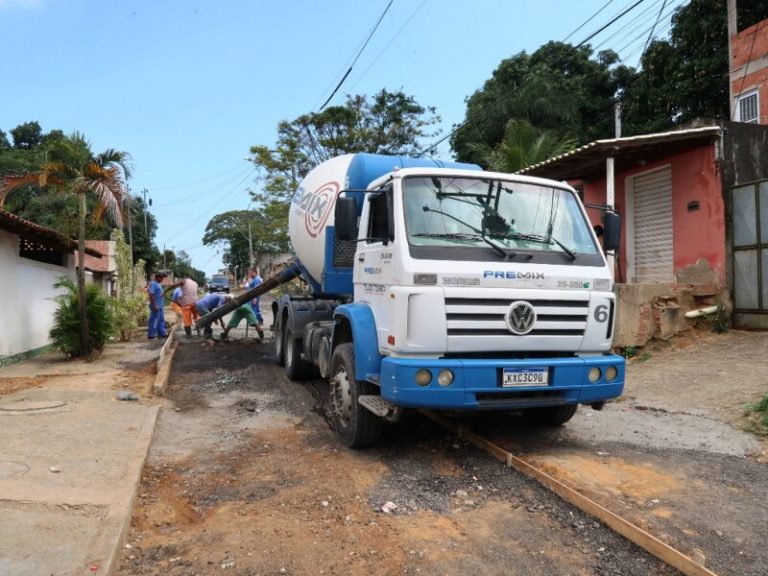 Projeto Mãos à Obra pavimenta ruas no Morro do Abacatão no Boa Vista em São Gonçalo