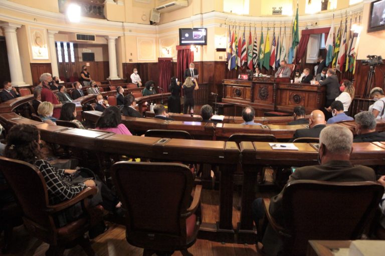 Cotas para pessoas trans em concursos públicos é rejeitada na Câmara de Niterói