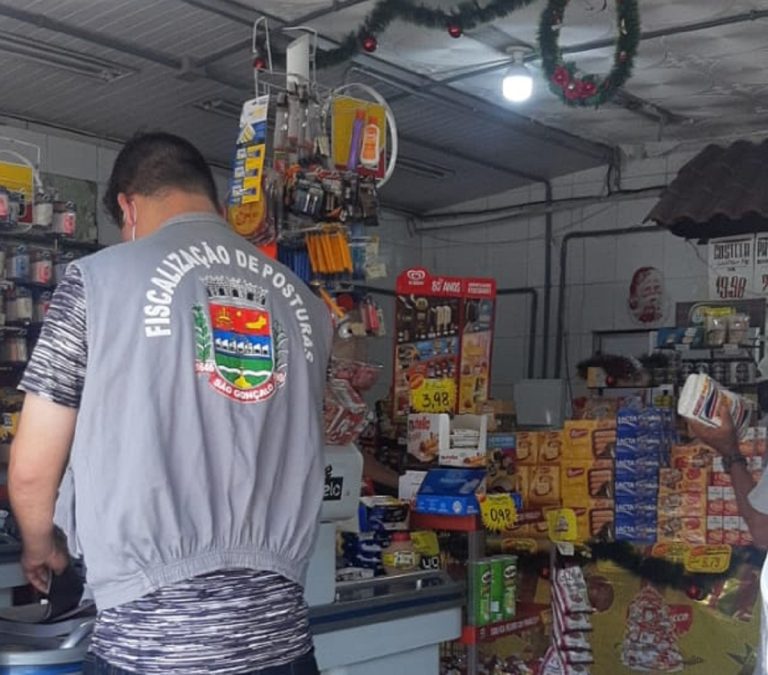 Minimercado é multado por descarte irregular de lixo em São Gonçalo