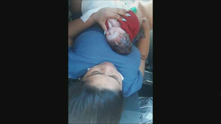 Bombeiros ajudam mulher a dar à luz no engarrafamento em Niterói