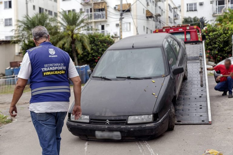 Campanha ‘Cidade Limpa’ removeu 104 veículos abandonados nas ruas de São Gonçalo