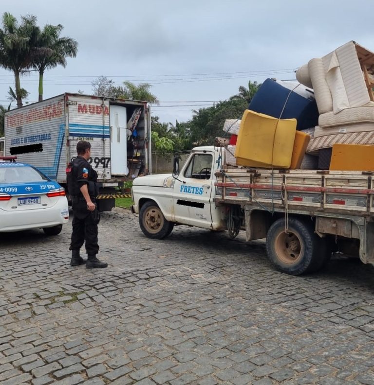 Encheram dois caminhões com móveis furtados e foram presos