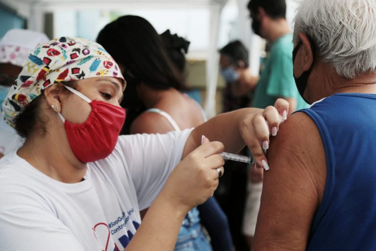 Vacinação contra a Covid-19 em São Gonçalo é suspensa no Natal