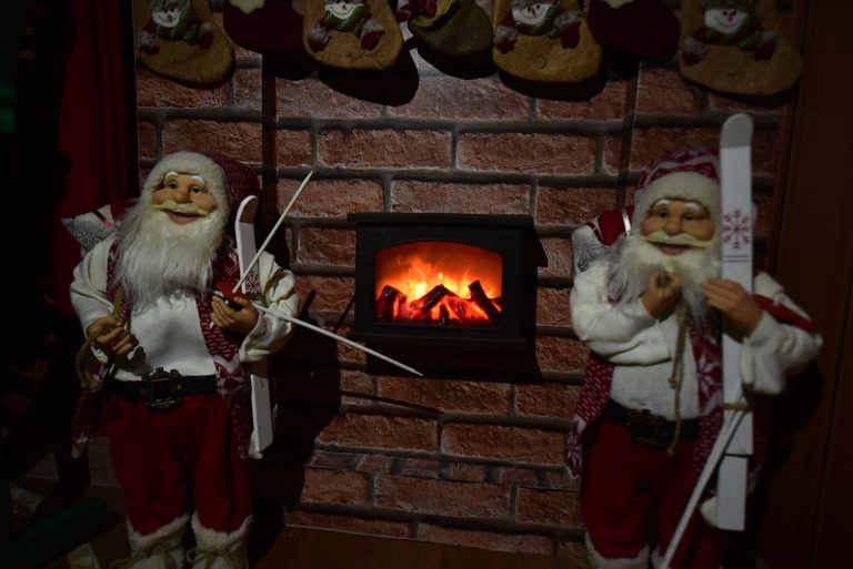 Casa do Papai Noel encanta moradores e turistas em Maricá