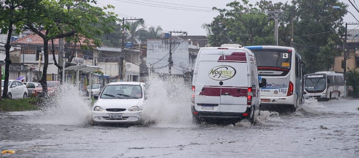 Chuva provoca alagamento em bairros de São Gonçalo