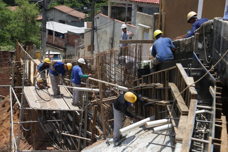 Obras de contenção avançam na Rua Piauí, no Gradim
