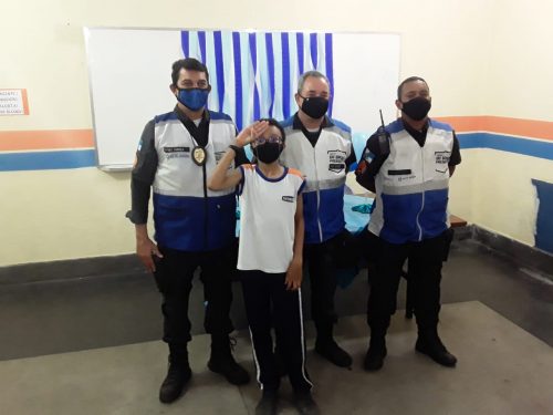 São Gonçalo Presente faz surpresa para criança que sonha em ser policial