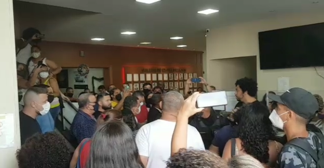 Câmara de Vereadores aprova salários da Educação sob protestos em São Gonçalo