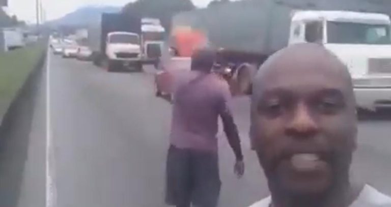 Dj e entregador viraliza ao enguiçar na Avenida Brasil e rir da situação (Veja o vídeo)
