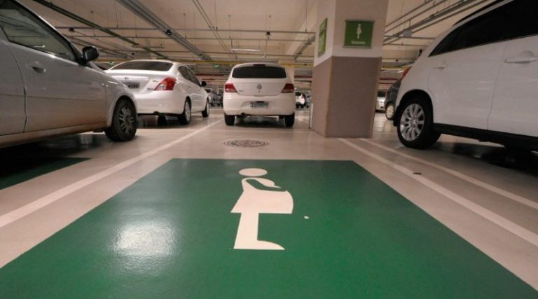 Grávidas têm direito a vagas exclusivas para estacionar em Niterói