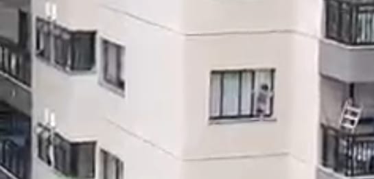 Criança em pé no peitoril de janela apavora moradores de Niterói (Veja o vídeo)