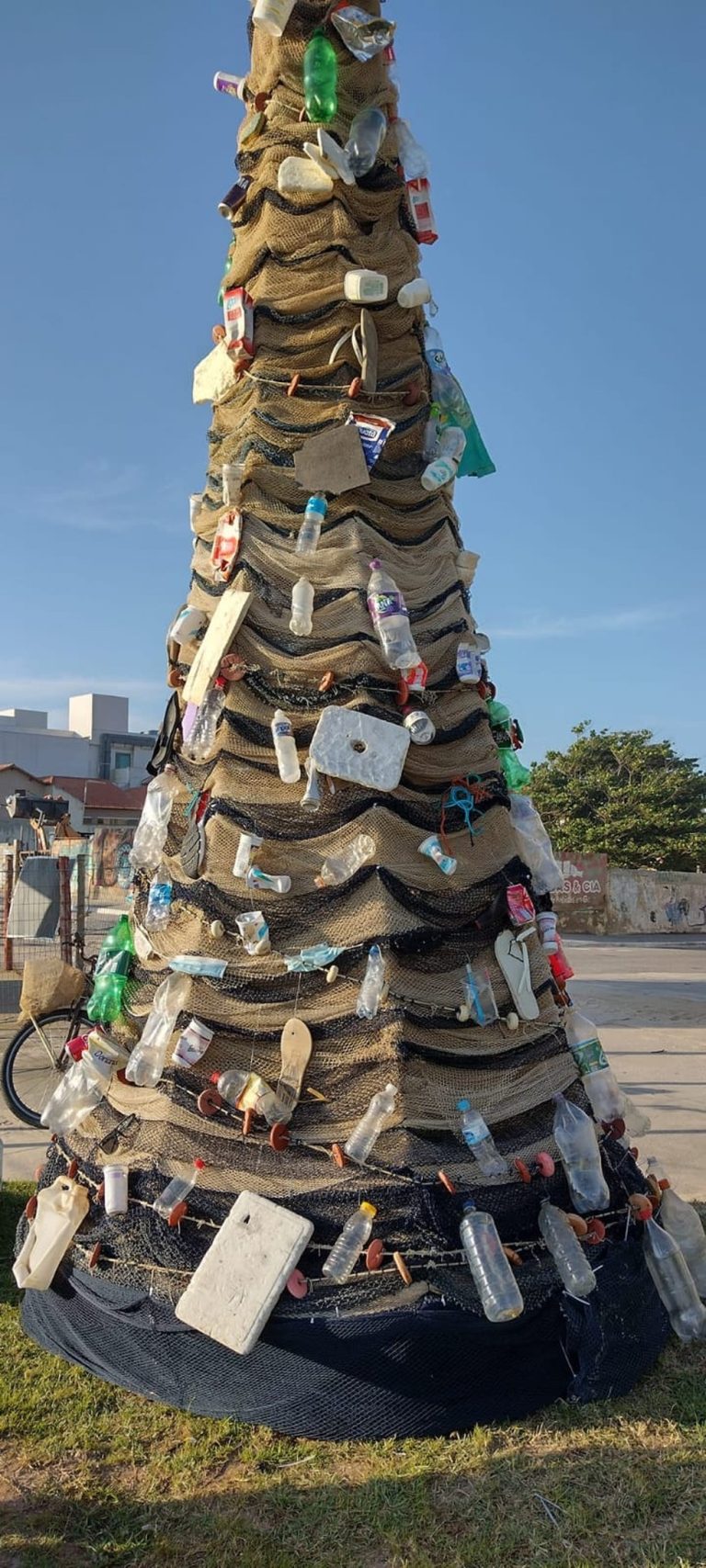 Árvore de Natal em Cabo Frio é feita com rede de pesca irregular e lixo jogado nas praias