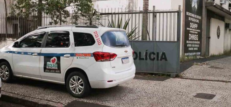 Carro de taxista assassinado em São Gonçalo passa por perícia em Niterói