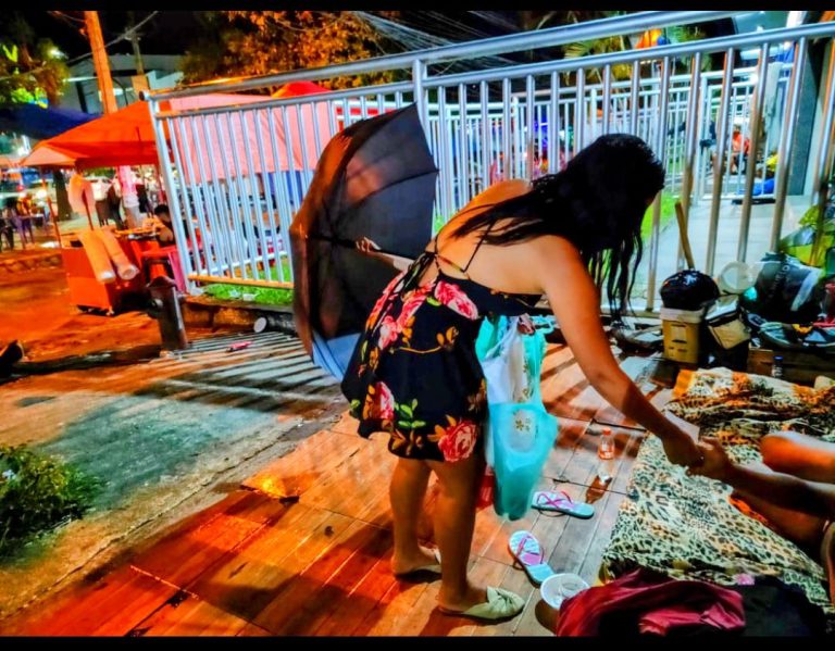 Moradoras em situação de rua recebem coletores menstruais e quentinhas em São Gonçalo