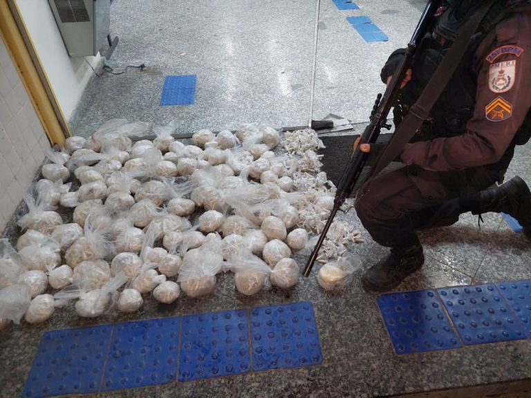 PM acha mais de 5 mil cápsulas de cocaína em mata de Cabo Frio