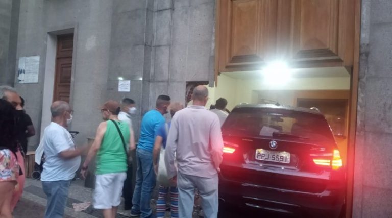 Carro invade igreja no Ingá em Niterói