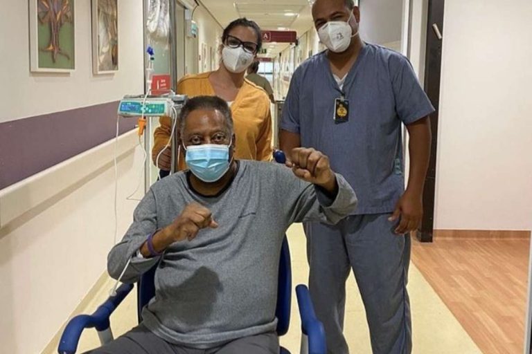 Rei Pelé é internado de novo para tratar tumor