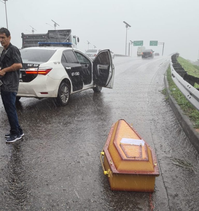 Caixão com corpo cai em rodovia e é resgatado por policiais civis