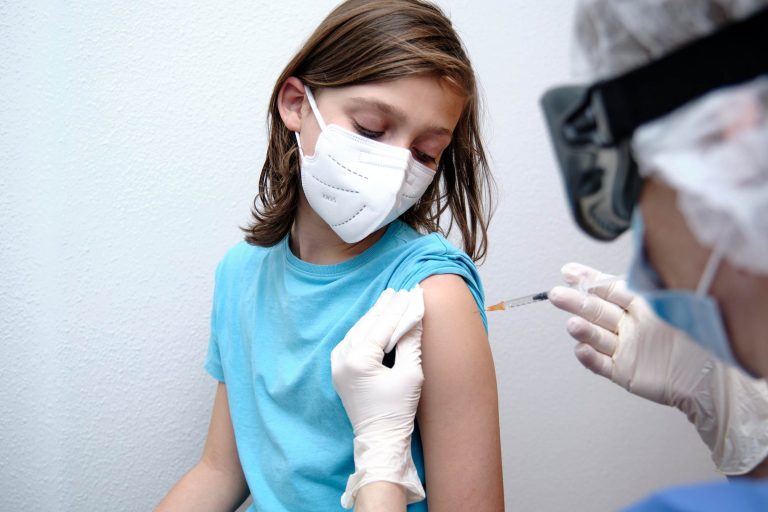 Governo vai liberar vacina contra Covid para crianças sem receita médica