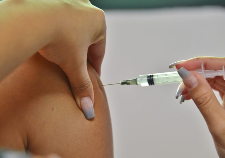 População vacinada contra a Covid-19 chega a 90% em Maricá