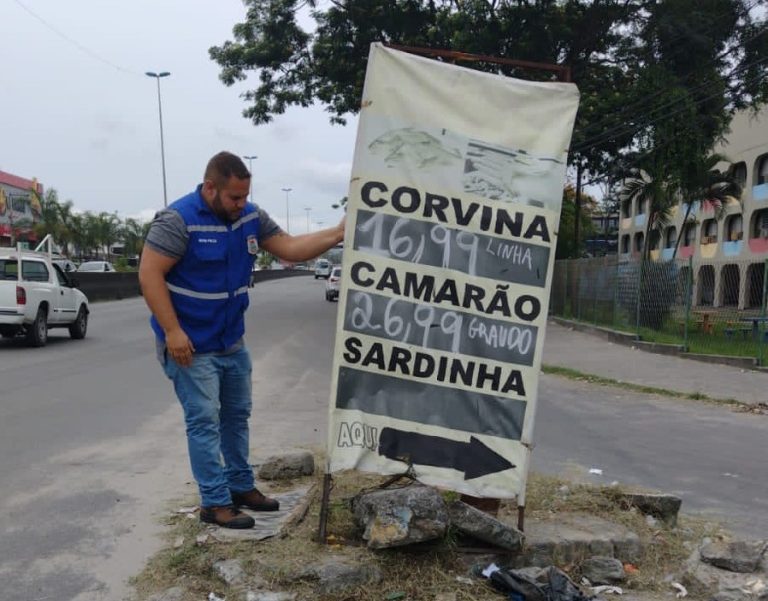 Mais de 300 placas irregulares são removidas em São Gonçalo