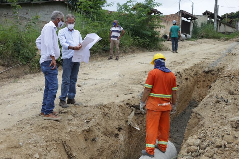 Dois bairros recebem obras de drenagem e pavimentação em São Gonçalo
