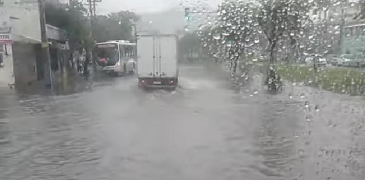 Bairros de Niterói e São Gonçalo são afetados pela chuva e alagamentos