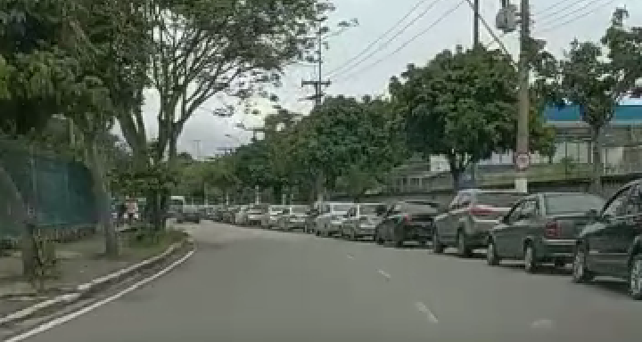 Motoristas levam 1h30 para fazer teste rápido de Covid-19 em Niterói (Veja o vídeo)