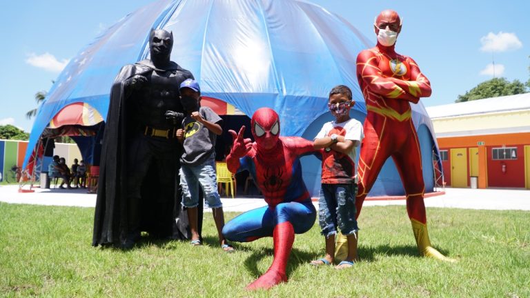 Super-heróis se unem na luta para vacinar crianças contra a Covid-19 em Tanguá