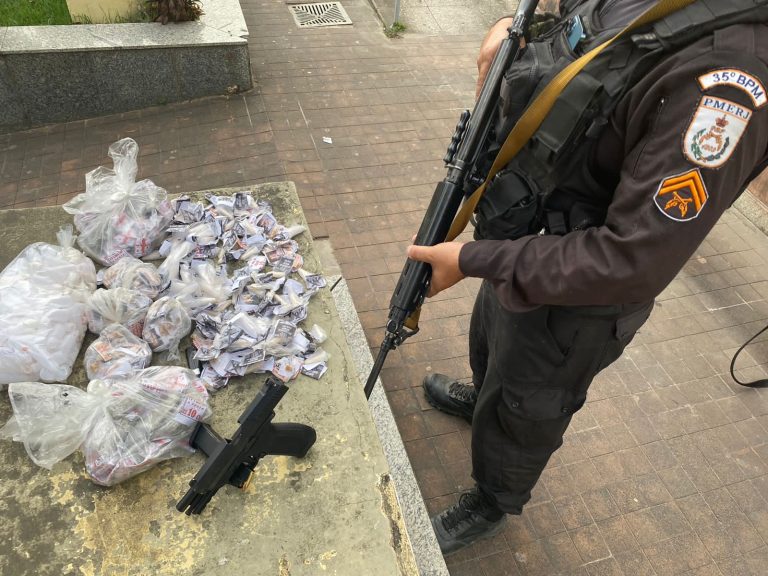 Presos com drogas e arma em Itaboraí (Veja o vídeo)
