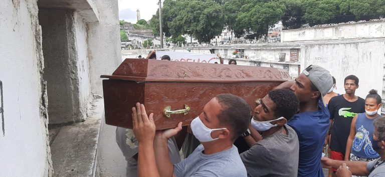 Vendedor de balas é enterrado em cemitério de Niterói