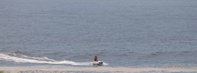 Terceiro dia de buscas por jovem desaparecido em praia de Niterói