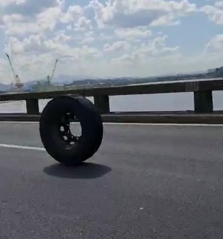 Passageira de Uber filma pneu se soltando de caminhão na Ponte Rio-Niterói