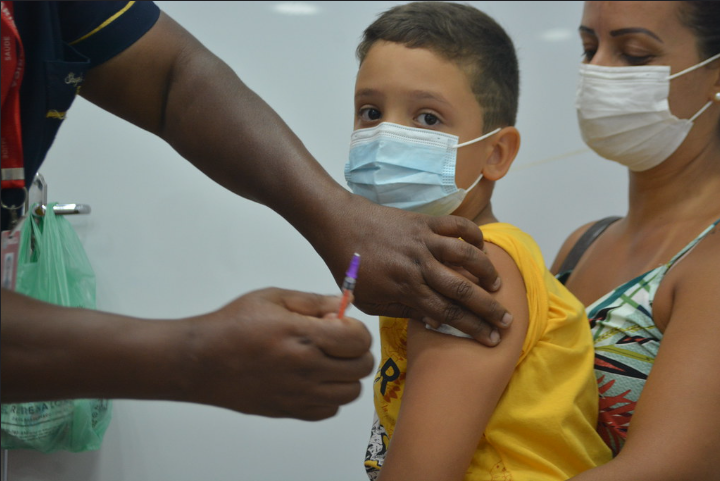 Unidade Móvel de Saúde vacina crianças contra Covid-19 em Maricá