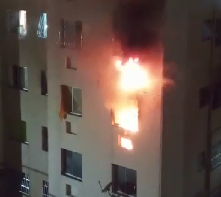 Incêndio atinge prédio e assusta moradores em São Gonçalo (Veja o vídeo)