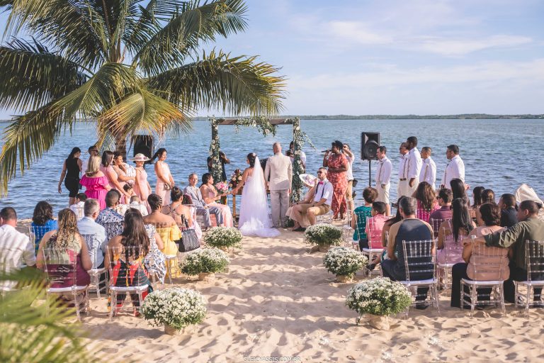Casamento comunitário com 50 casais é realizado em praia de Maricá